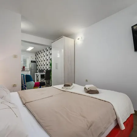 In Pore Near * بوريتش